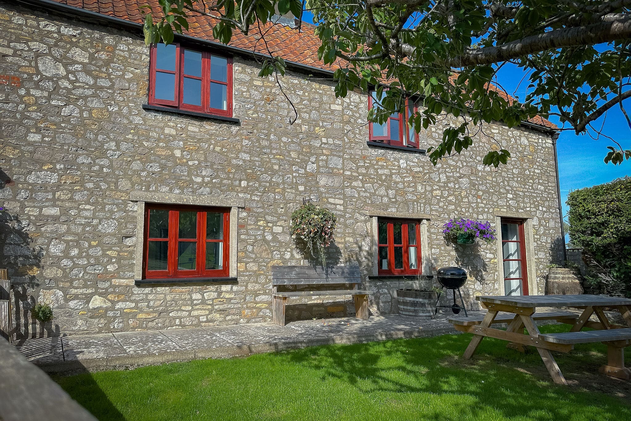 The enclosed garden at Inglenook Cottage, popular contractor accommodation for teams