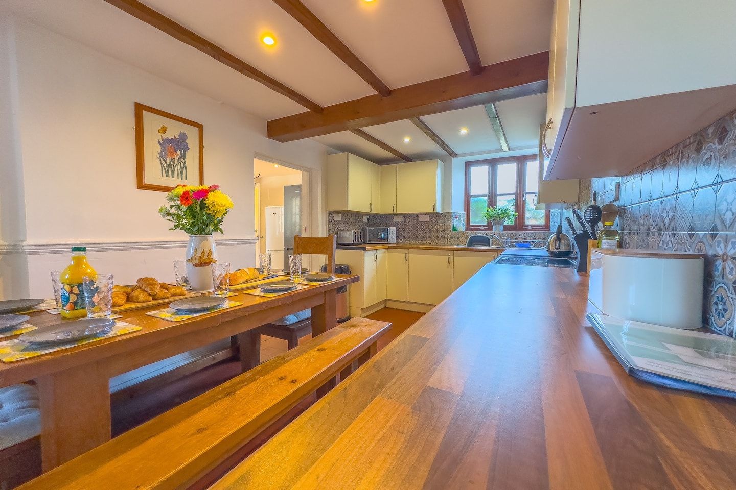 Contractor accommodation in Weston-super-Mare: the kitchen and dining table for ten at Inglenook Cottage